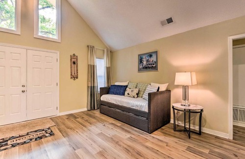 Gulf Breeze House | Gorgeous Home Sunroom about 3 Mi to Beach Hike!