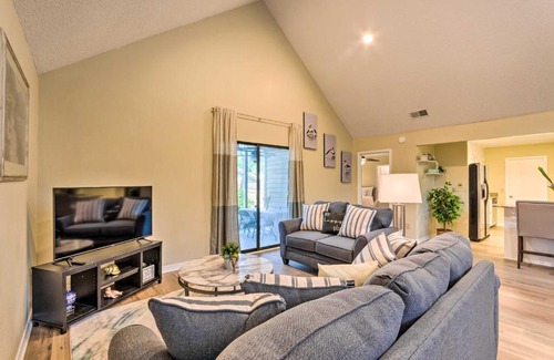 Gulf Breeze House | Gorgeous Home Sunroom about 3 Mi to Beach Hike!