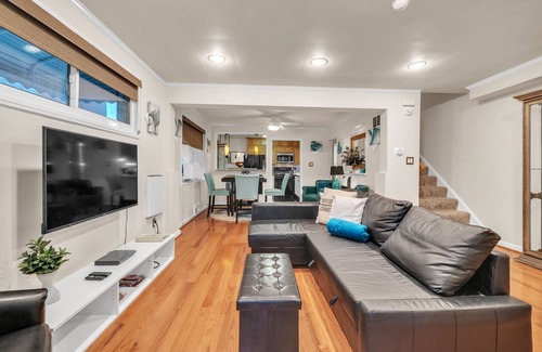 Northeast House | ✶ GORGEOUS HOME TUCKED AWAY IN GREENER PART OF TOWN ✶ TRANSIT-FRIENDLY !