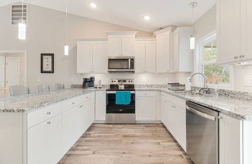 Long Beach House | Gorgeous Home with Opt Heated Private Pool - Dog Friendly -6 Seater Golf Cart Included W/Parking