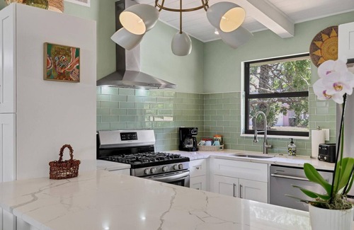 Southgate House | Gorgeous home with private garden - SOO close to beaches, downtown and shopping!
