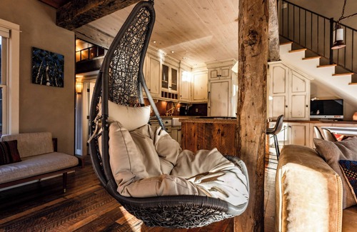 Crested Butte Ski Chalet | Gorgeous House in Town! Best Location, Hot Tub, and Steam Shower!
