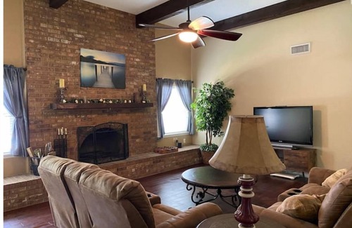 Killeen House | Gorgeous House w/ Huge Pool Close to Shopping/Base