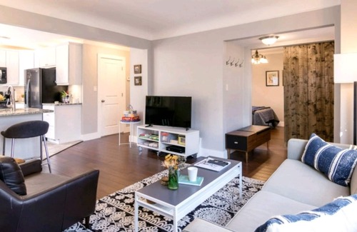 Royal Oak House | Gorgeous in Downtown Royal Oak! Designer Home, Perfect Reviews, 2 full baths!