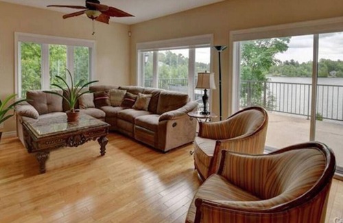 Saint-Calixte Cottage | Gorgeous Lakefront Cottage