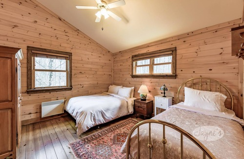 Bracebridge Cottage | Gorgeous log cabin with 4+ bed 3 bath on Pine Lake!