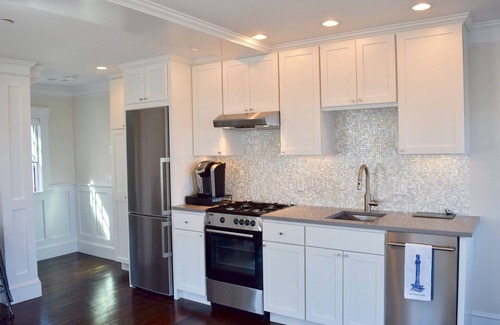 Commercial Street House | Gorgeous Luxury 2bd/2ba/2pkg Townhome with Spectacular Deck and View!
