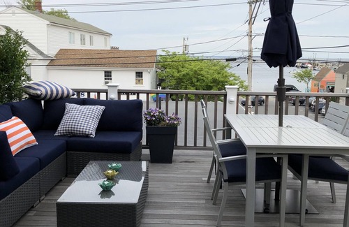 Commercial Street House | Gorgeous Luxury 2bd/2ba/2pkg Townhome with Spectacular Deck and View!