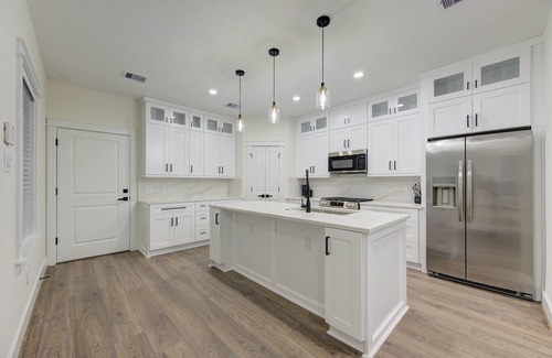 North Houston House | Gorgeous Luxury Villa Located in Central Houston. Near downtown & IAH