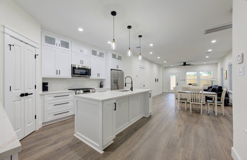 North Houston House | Gorgeous Luxury Villa Located in Central Houston. Near downtown & IAH