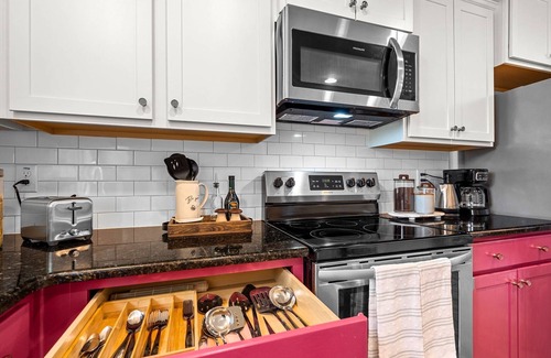 Southwest Raleigh House | Gorgeous Master Bedroom w/Private Bath near Downtown Cary, UNC Rex & NC State