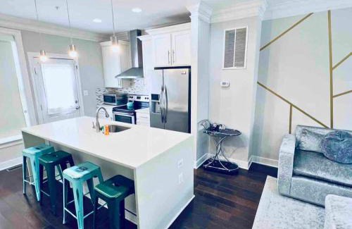 Northeast House | Gorgeous Modern 4-Level 4BDR Home in Central Location Parking Included Free Cancellation