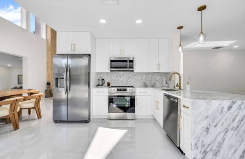 Delray Beach Apartment | Gorgeous Modern Beach Pool House Sleeps 8 Central