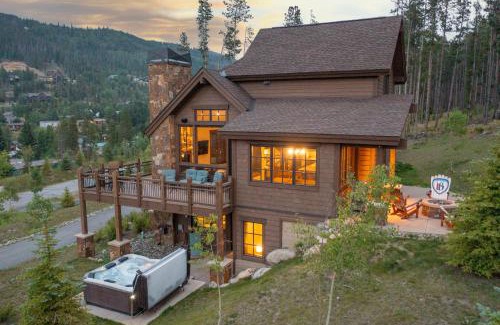 Corkscrew Flats House | GORGEOUS modern estate private ski SHUTTLE! Hot Tub, hiking trail to town, fire pit, even a SONIC ice maker!