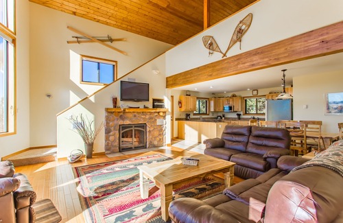 Woodland Park House | Gorgeous Mountain Cabin on 35 acres! Hot-tub & Spectacular views of Pikes Peak!