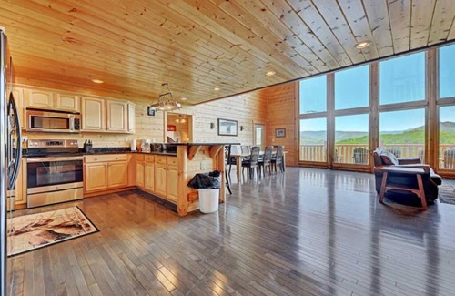 Gatlinburg - Pigeon Forge Cabin | Gorgeous Mountain Views 2 Acre Private Log Cabin!