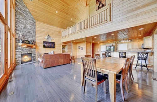 Gatlinburg - Pigeon Forge Cabin | Gorgeous Mountain Views 2 Acre Private Log Cabin!