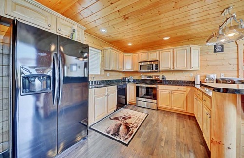 Gatlinburg - Pigeon Forge Cabin | Gorgeous Mountain Views 2 Acre Private Log Cabin!
