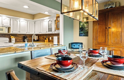 Gatlinburg - Pigeon Forge Condo | Gorgeous Mountain View, 2 King Beds, Fireplace, Spacious Retreat