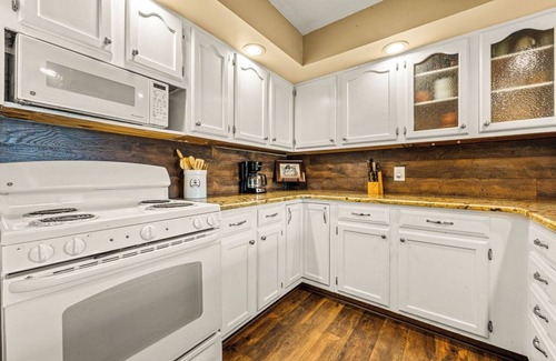 Gatlinburg - Pigeon Forge Condo | Gorgeous Mountain View, 2 King Beds, Fireplace, Spacious Retreat