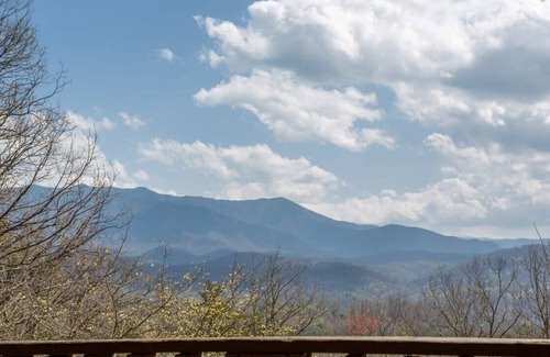 Gatlinburg - Pigeon Forge Cabin | Gorgeous Mt. LeConte Views/Gatlinburg/Spacious