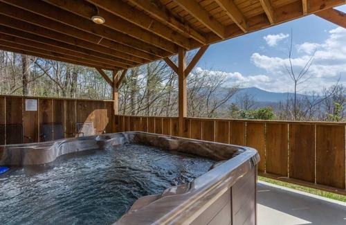 Gatlinburg - Pigeon Forge Cabin | Gorgeous Mt. LeConte Views/Gatlinburg/Spacious