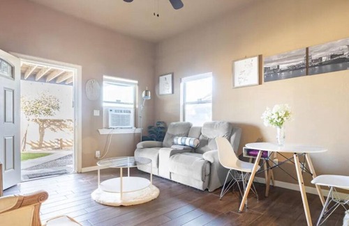 Quartz Hill House | Gorgeous Nest: Exclusive Suite Modern & Peaceful.