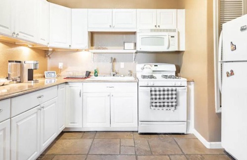 Quartz Hill House | Gorgeous Nest: Exclusive Suite Modern & Peaceful.