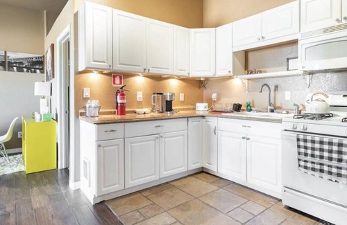 Quartz Hill House | Gorgeous Nest: Exclusive Suite Modern & Peaceful.