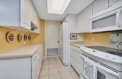 Saint Simons Island Condo | Gorgeous Oceanfront Condominium with Pool. Beach Access with Partial Ocean View