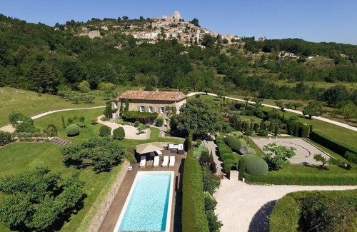 Lacoste House | Gorgeous Provencal Mas near Lacoste, one of the most beautiful villages in France