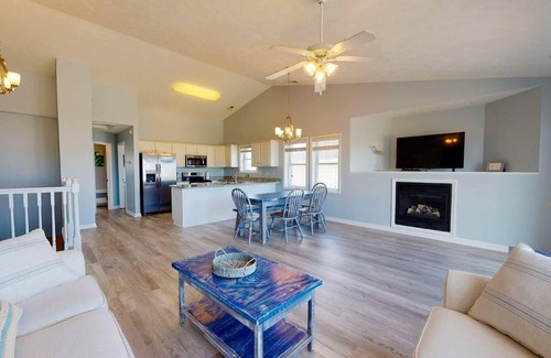 Surf City House | Gorgeous renovated townhome. Easy beach access - linens & beach gear included