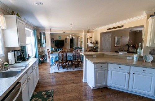 Surry House | Gorgeous River Views/Private Beach - Peaceful Country Home close to Williamsburg