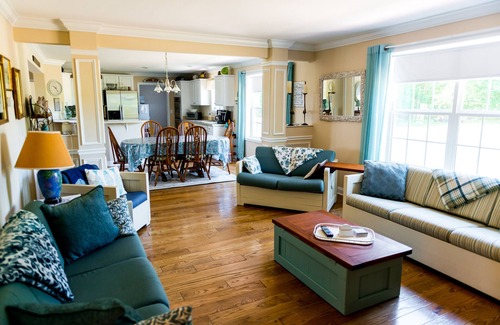 Surry House | Gorgeous River Views/Private Beach - Peaceful Country Home close to Williamsburg