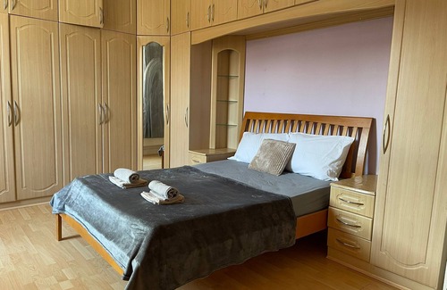 North Finchley House | Gorgeous Room In North London