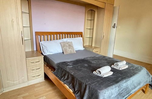 North Finchley House | Gorgeous Room In North London