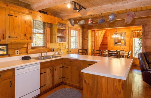 Gatlinburg - Pigeon Forge Cabin | Gorgeous, Secluded, SuperFast WiFi, NFL Sunday, Arcade, Gated, Fishing & 2 Pools