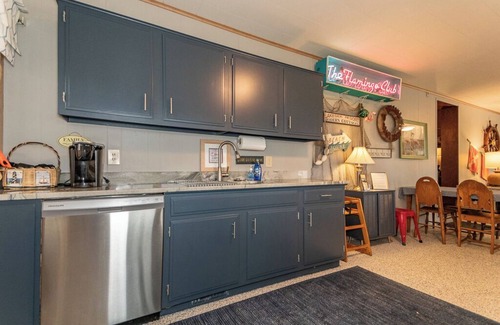 Ashtabula House | Gorgeous Sunsets at this 5 bedroom Lakeside Retreat - Pearl Beach Lakehouse
