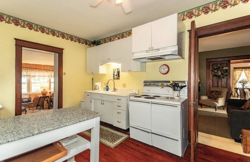 Ashtabula House | Gorgeous Sunsets at this 5 bedroom Lakeside Retreat - Pearl Beach Lakehouse