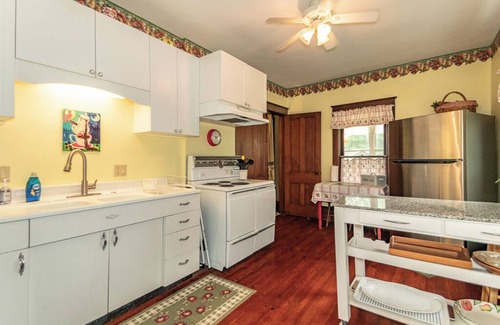 Ashtabula House | Gorgeous Sunsets at this 5 bedroom Lakeside Retreat - Pearl Beach Lakehouse