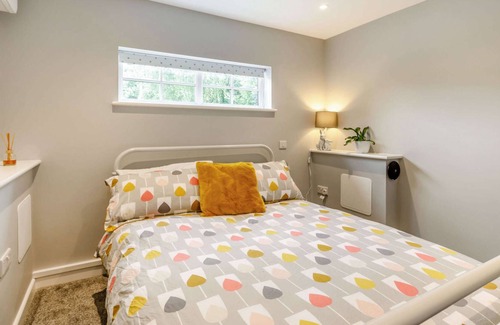Weymouth House | Gorgeous Thatched Lodge in Stunning Dorset Countryside Sleeps 3