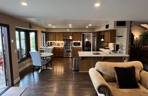 Agoura Hills House | Gorgeous view home with spool/jacuzzi~ VIEWS~ Private~ BBQ delight