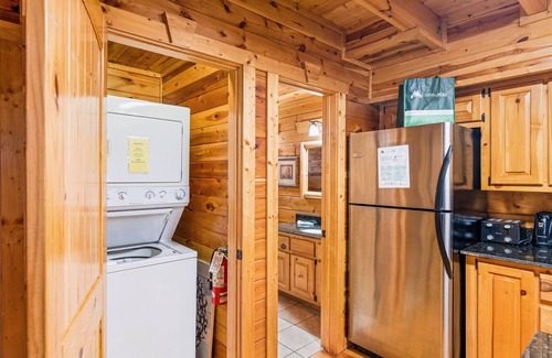 Gatlinburg - Pigeon Forge Cabin | Gorgeous Views, Flat roads, Hot Tub