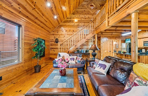 Gatlinburg - Pigeon Forge Cabin | Gorgeous Views, Swimming Pool, Hot Tub