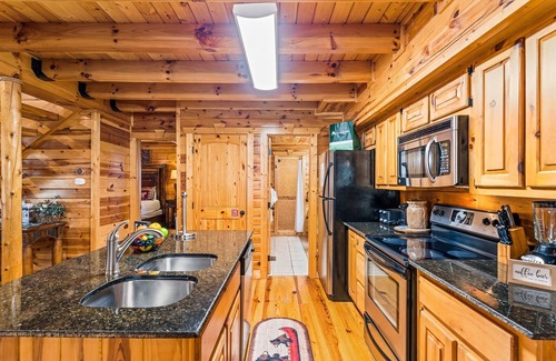 Gatlinburg - Pigeon Forge Cabin | Gorgeous Views, Swimming Pool, Hot Tub