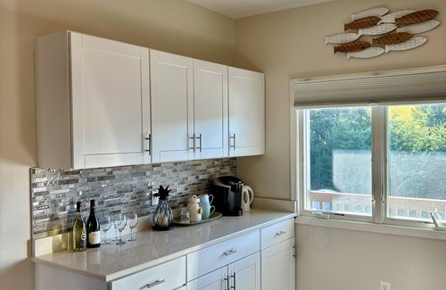 Huddleston Condo | Gorgeous waterfront 2 bed 2 bath condo full amenities Mariners Landing resort