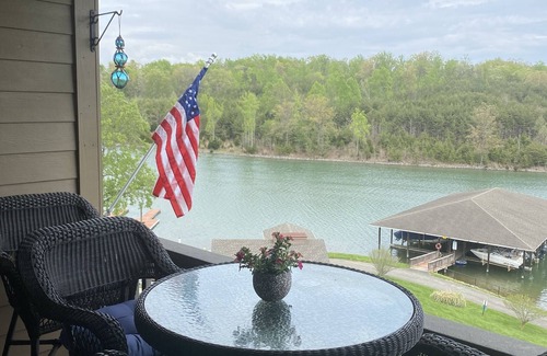Huddleston Condo | Gorgeous waterfront 2 bed 2 bath condo full amenities Mariners Landing resort