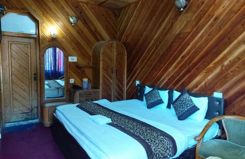 Nainital Hotel | Goroomgo Lake View Mall Road Nainital - Mountain View & Spacious Room