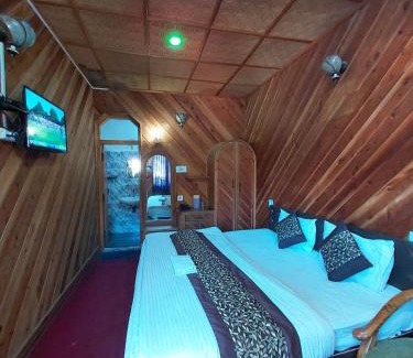 Nainital Hotel | Goroomgo Lake View Mall Road Nainital - Mountain View & Spacious Room