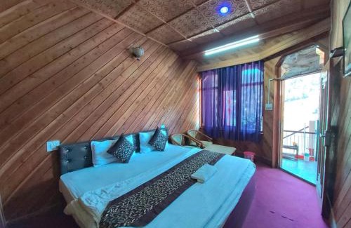 Nainital Hotel | Goroomgo Lake View Mall Road Nainital - Mountain View & Spacious Room